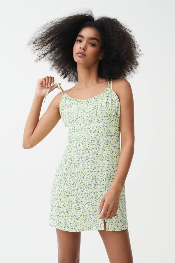 Disponible en varios estampados, este vestido mini de tirantes con escote fruncido y abertura delantera tiene un precio de 19,99 euros.