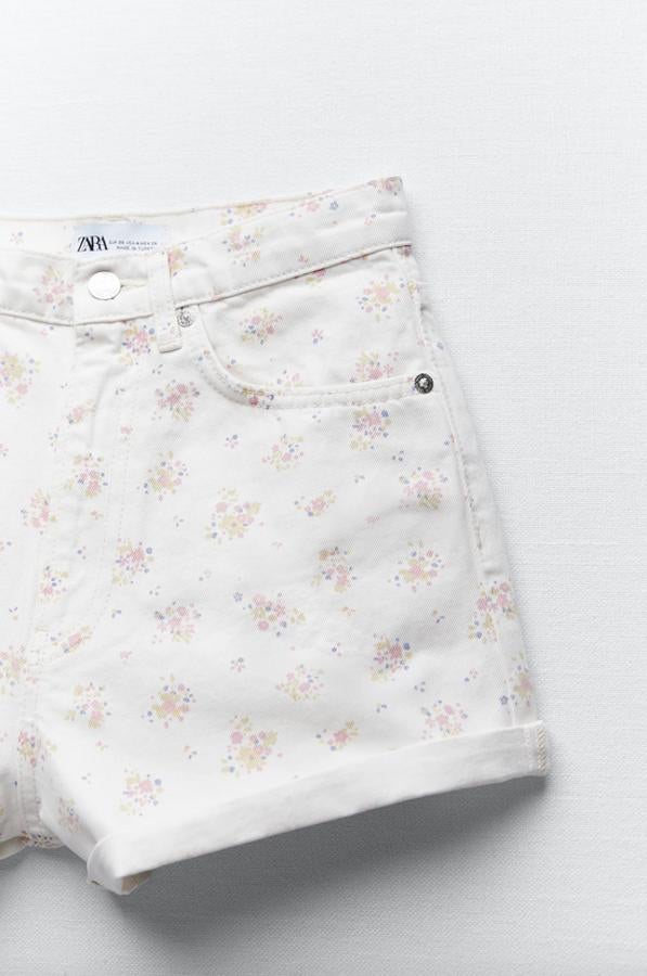 En blanco roto con estampado de flores, estos shorts con bajo acabado en vuelta y cinco bolsillos podemos encontrarlos entre las tallas 32 y 46 por 19,95 euros.