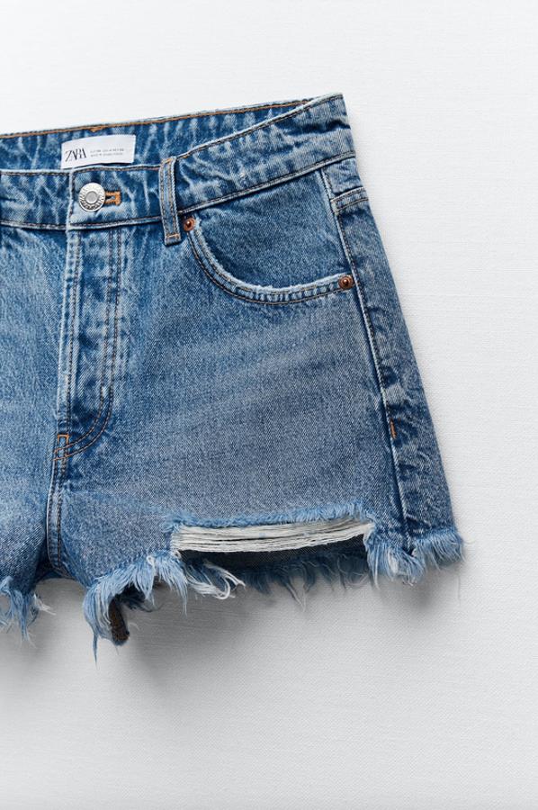 De tiro medio, con bajo deshilachado y cinco bolsillos, estos shorts han llegado a las tiendas en negro y azul entre las tallas 32 y 46 y cuestan 19,95 euros.