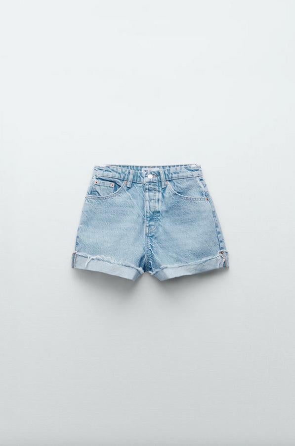 De tiro alto y cinco bolsillos, estos shorts en efecto lavado con bajo acabado en vuelta y cierre frontal con cremallera y botón metálico. Tiene un precio de 19,95 euros y está disponible entre las tallas 32 y 46.