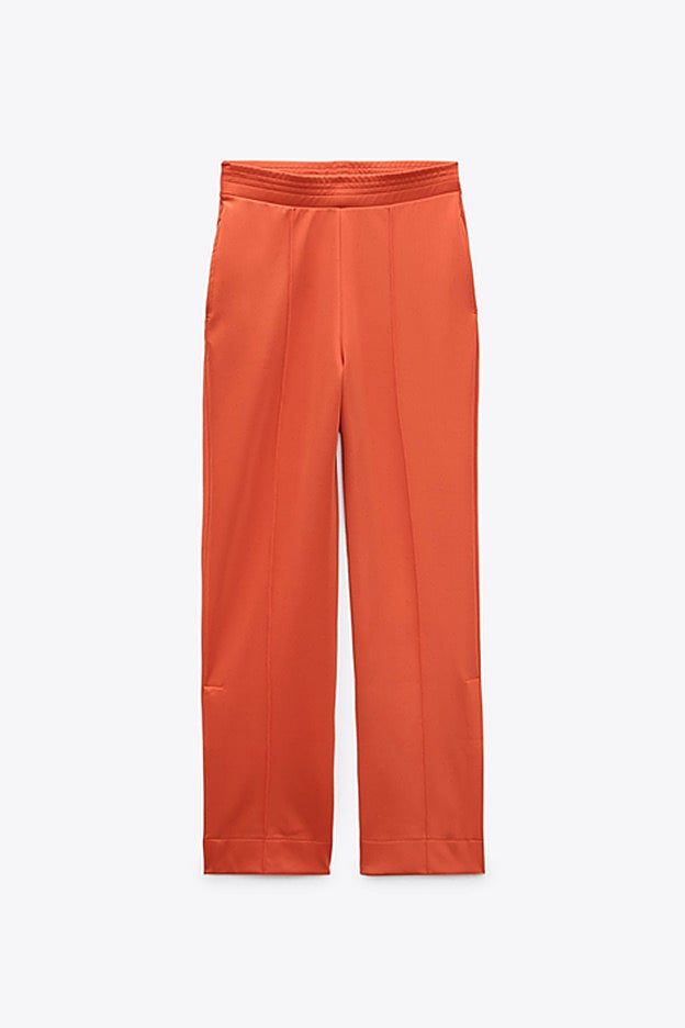 Pantalones naranja oscuro de la nueva colección de primavera de Zara.