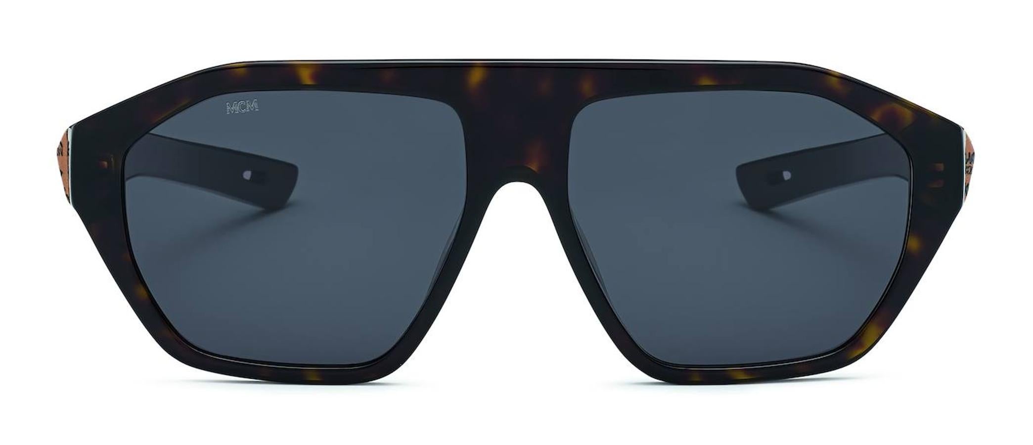 Gafas de sol de pasta con forma de pantalla, de MCM (255 €).