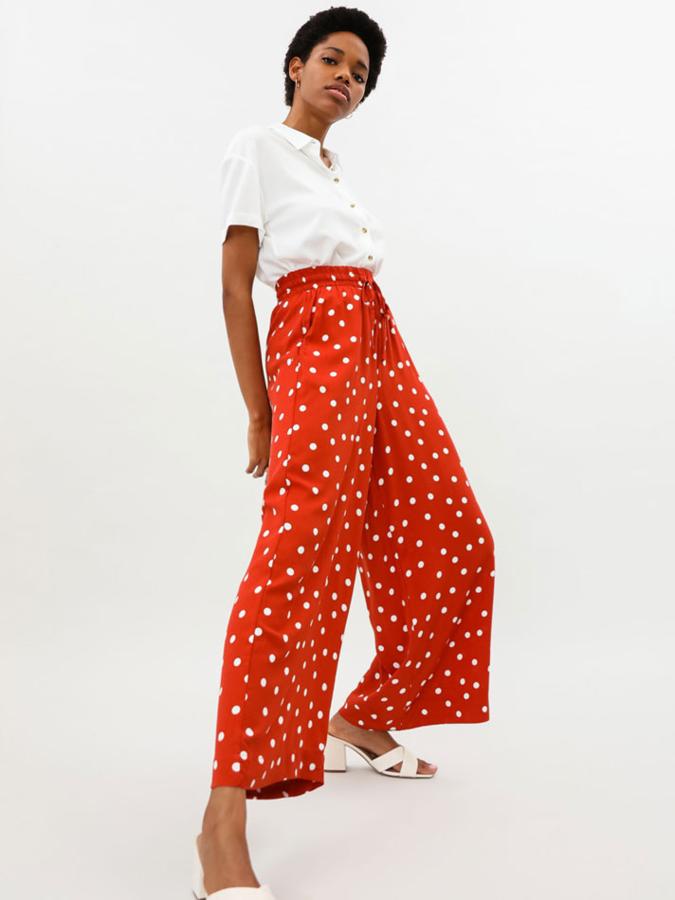 Los lunares son uno de los estampados estrella de la primavera, pero no el único: estos pantalones culotte de cintura elástica están disponibles en cuatro prints y colores diferentes y cuestan 9.99 euros en Lefties.