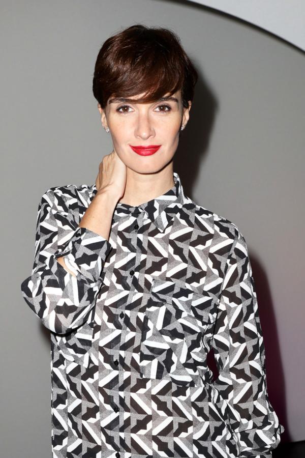 Tanto le ha gustado este corte de pelo que también lo ha llevado con un color cobrizo oscuro muy favorecedor.