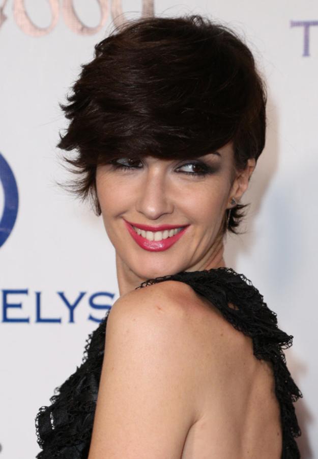 El flequillo de lado es uno de los estilos favoritos de Paz Vega y en esta ocasión escogió uno XL desfilado.