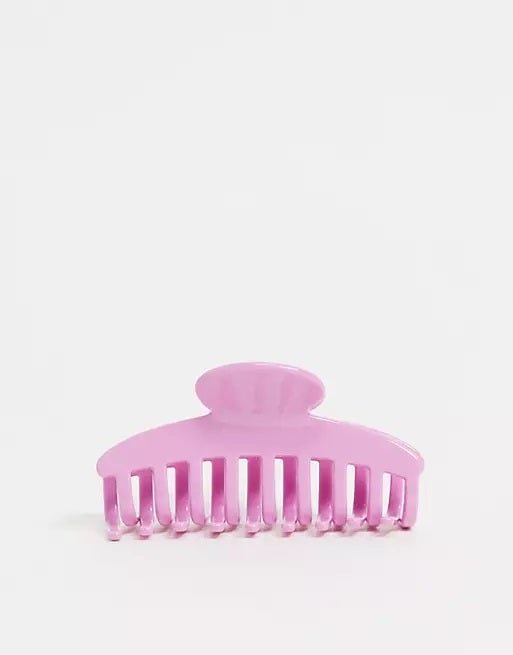 Si te gustan las pinzas XXL, esta rosa con diseño de garra clásico de Asos, te va a encantar. (9,99 euros).