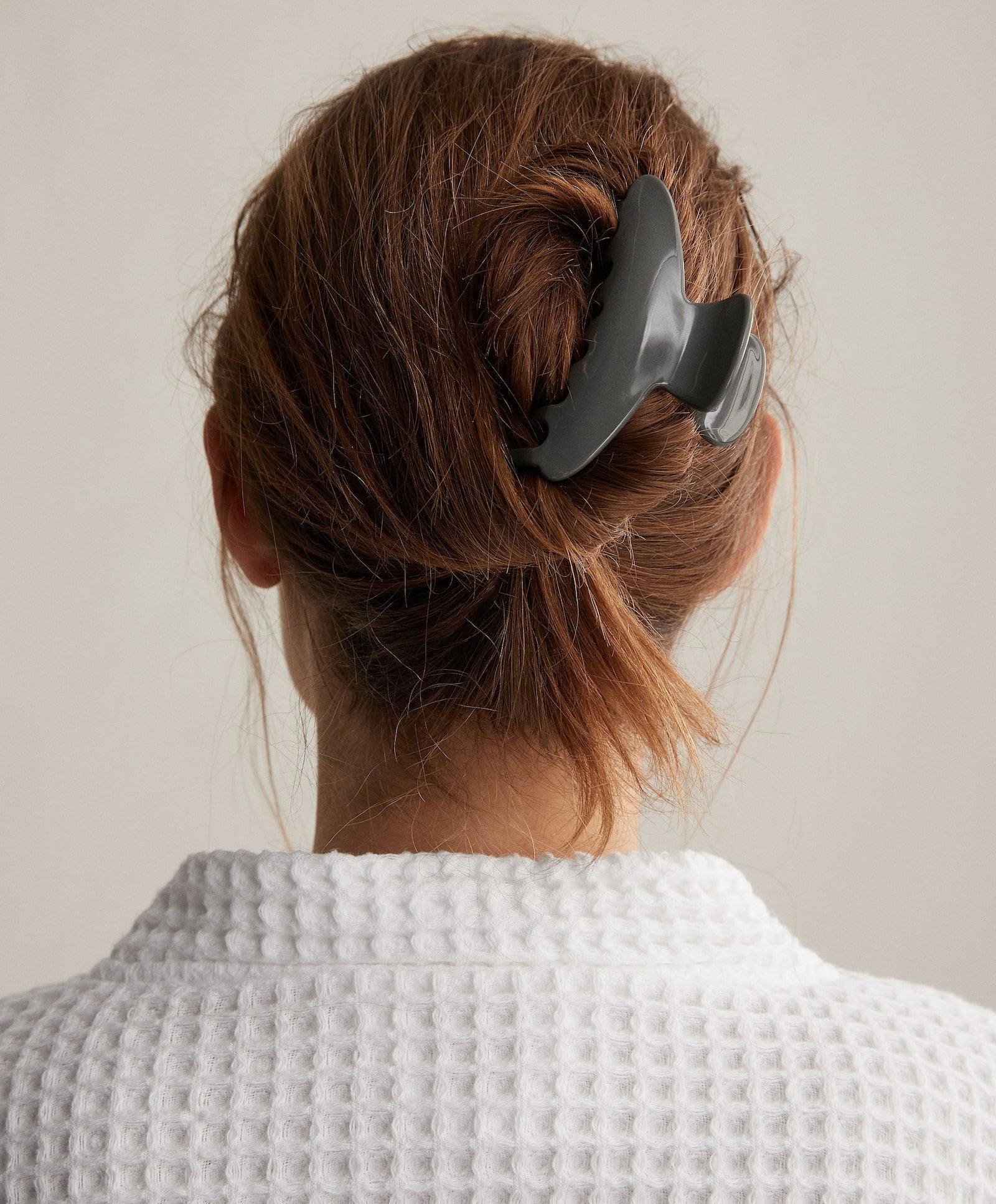 Estrenamos nuestra selección de pinzas para el pelo con esta de Oysho en color gris oscuro, de tamaño medio y diseño alargado y básico. El moño que propone la firma de Inditex no puede ser más bonito. Hazte con ella por 9,99 euros. También está disponible en color beige.