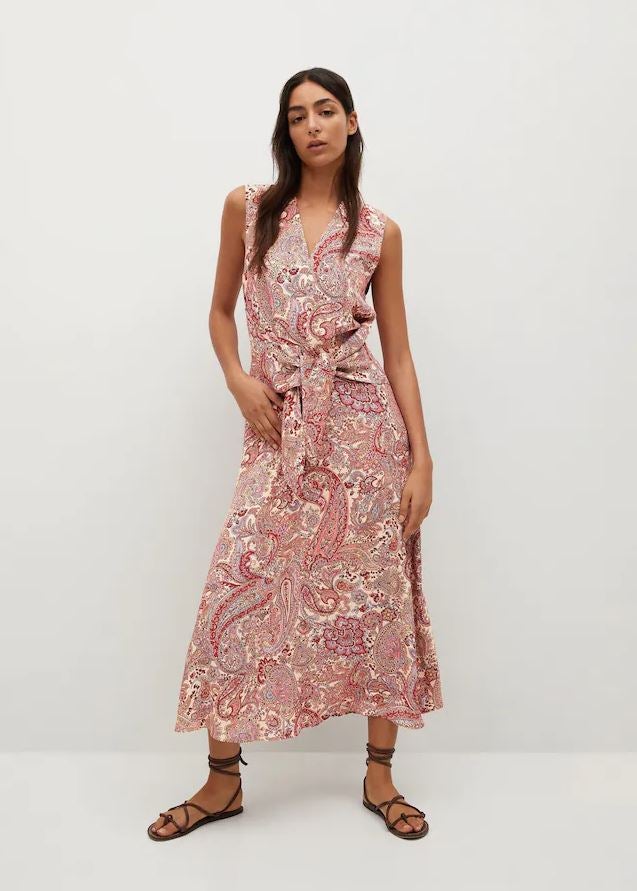 El detalle del lazo anudado en la cintura de este vestido midi estampado de Mango (39.99 euros) es súper favorecedor.