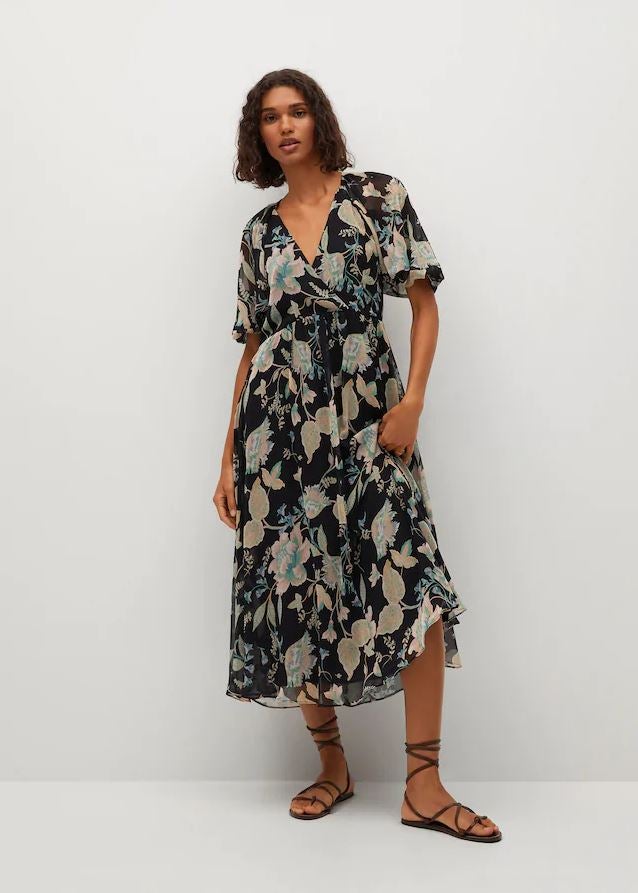 Perfecto para el día y para la noche, este vestido midi estampado con manga kimono cuesta 39.99 euros en Mango.