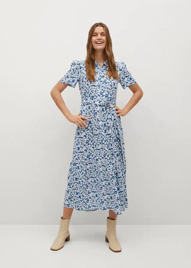 También disponible en azul, es perfecto para llevar con sandalias, con alpargatas de esparto e, incluso, con zapatillas (39.99 euros en Mango).