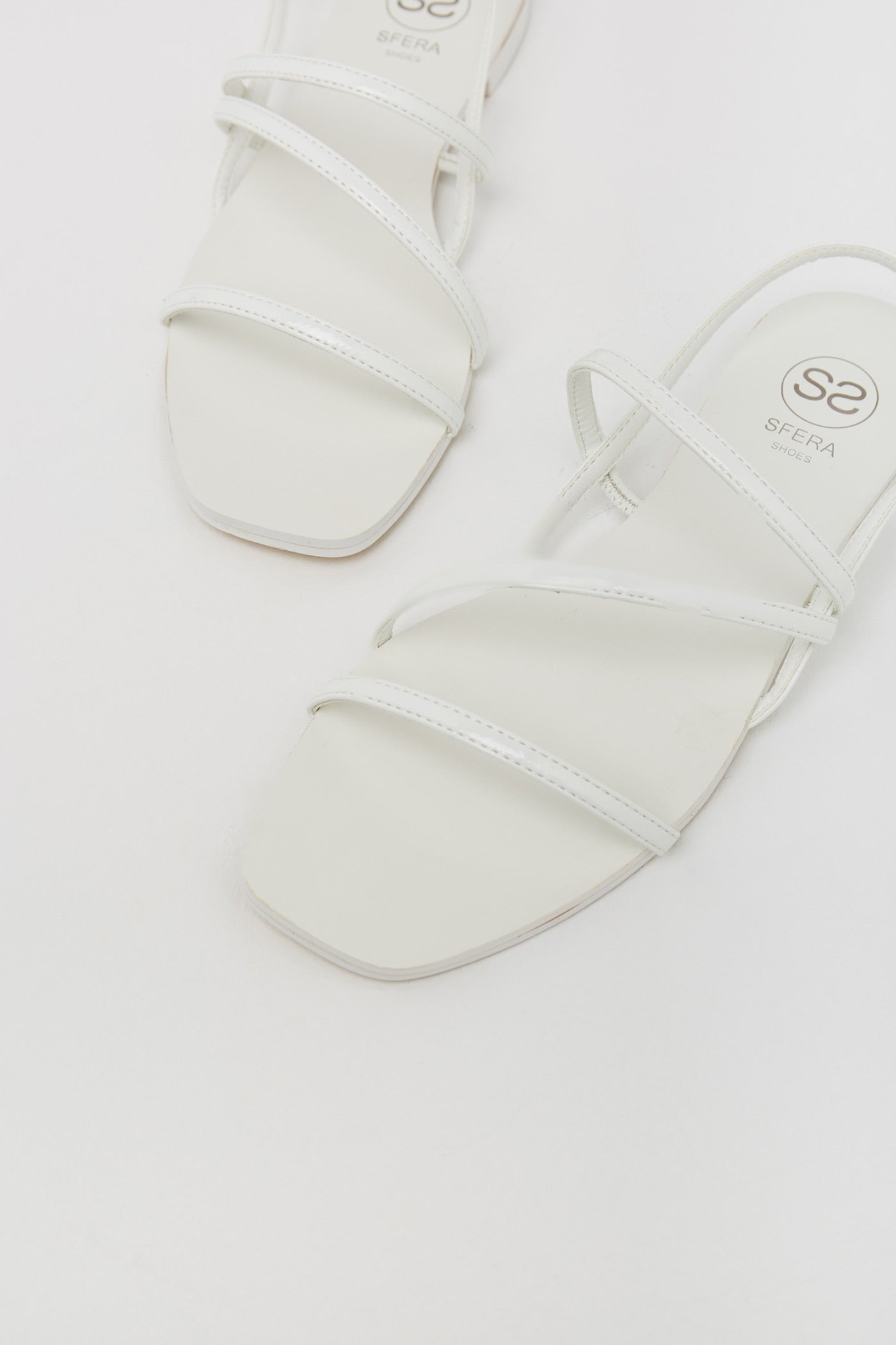 El verano es dueño del color blanco, sobre todo si se trata de un calzado cómodo como unas sandalias de tiras. En Sfera por 15,99 euros.