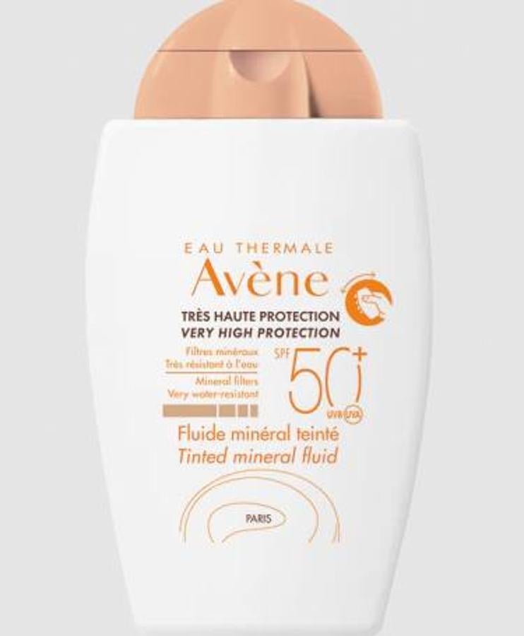 Enriquecido con Pretocoferil, el Fluido Mineral Color SPF 50+ de Avène cuenta con un complejo 100% mineral que ofrece una protección óptima de larga duración frente a los UVB y los UVA. Su textura ligera y fluida, hidrata las capas superiores de la piel sensible intolerante. (19,30 euros)