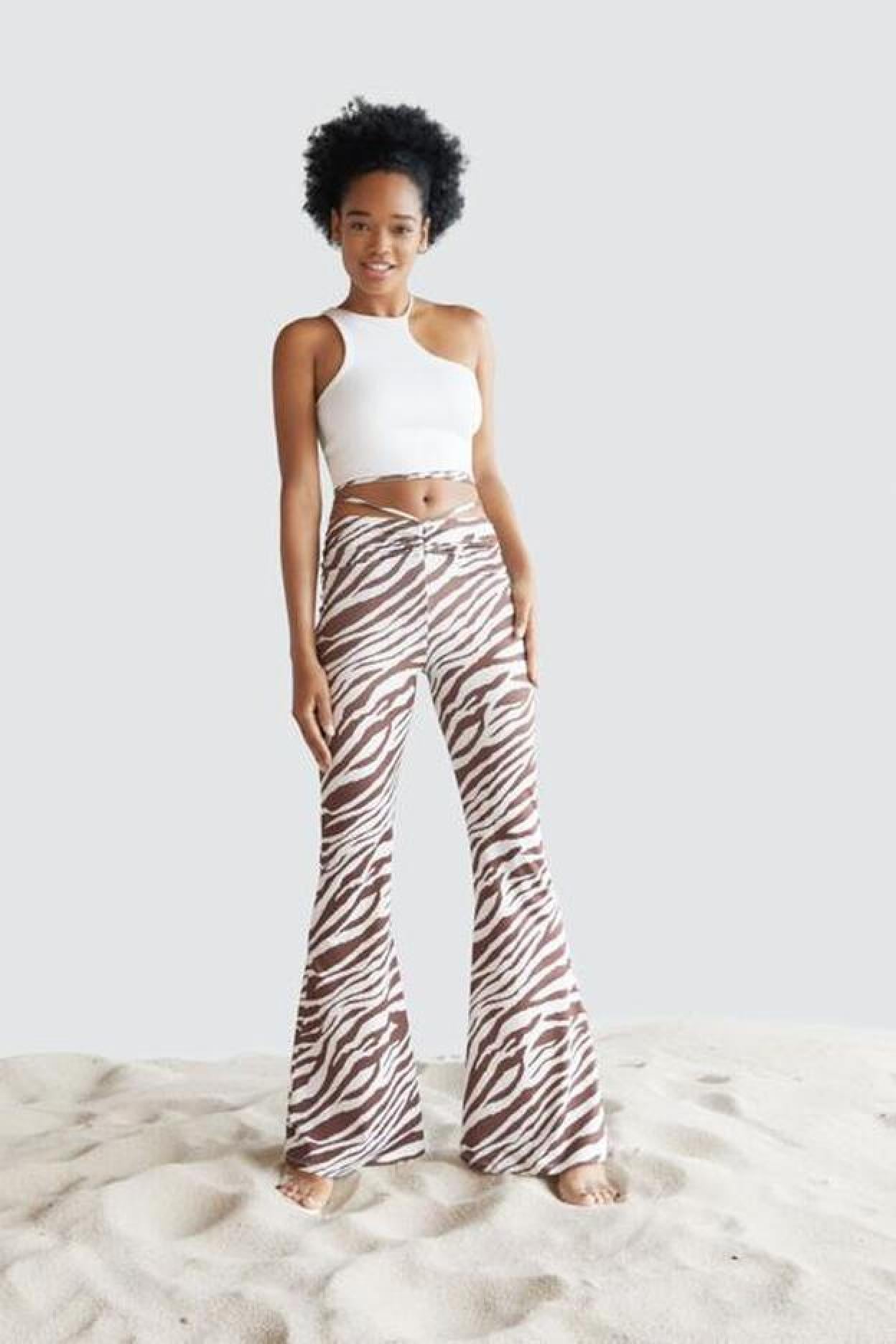 Pincha en la imagen para descubrir los pantalones cómodos, súper favorecedores y muy baratos de Lefties.