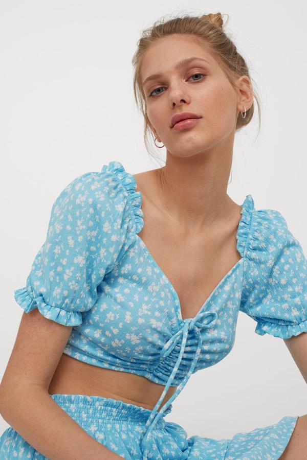 Crop top elástico con manga corta y escote fruncido, de H&M (14,99 €)