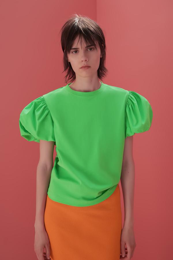 Camiseta de manga corta con cuello redondo y mangas fruncidas, de Zara (12,95 €).