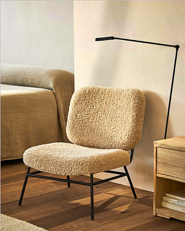 Butaca tapizada con efecto borreguito.