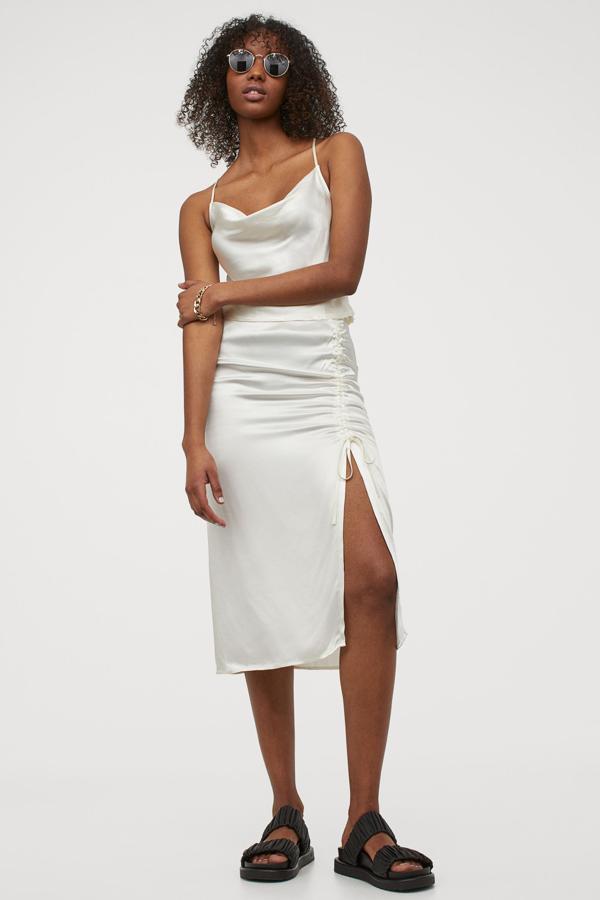 En viscosa sostenible satinada, esta falda midi con abertura pronunciada en un lateral y cordón de ajuste encima es de H&M y tiene un precio de 19,99 euros. Podemos encontrarla entre las tallas 32 y 50.