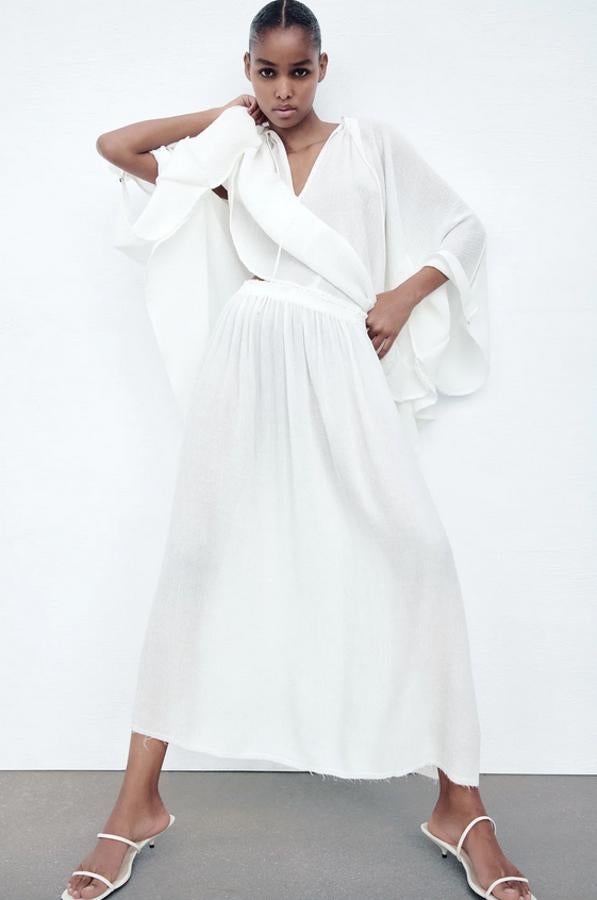 De tiro alto, con cintura elástica y bajo con acabado deshilachado, esta falda blanca confeccionada en viscosa sostenible es de Zara y cuesta 25,95 euros. Podemos encontrarla entre las tallas XS y XL.