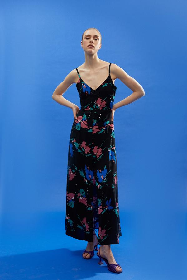 Fondo negro con estampado en rosa maquillaje y azul para este vestido largo con cierre frontal de botones y abertura. Con escote de pico y tirantes finos, cuesta 19,99 euros y está disponible en las tallas S, M y L.