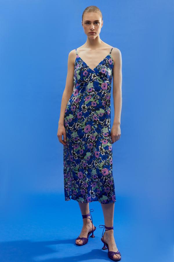 Con flores lilas y azules sobre fondo en blanco y negro, este vestido midi de Sfera con escote de pico y tirantes finos viene con aberturas laterales en el bajo y podemos encontrarlo en las tallas S, M y L por 15,99 euros.