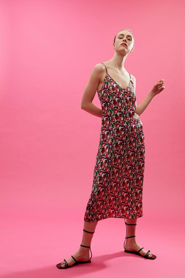 Tonos rojos, anaranjados y verdes para el estampado de este vestido largo blanco, con escote de pico y tirantes finos. Tiene un precio de 15,99 euros y está disponible en las tallas S, M y L.