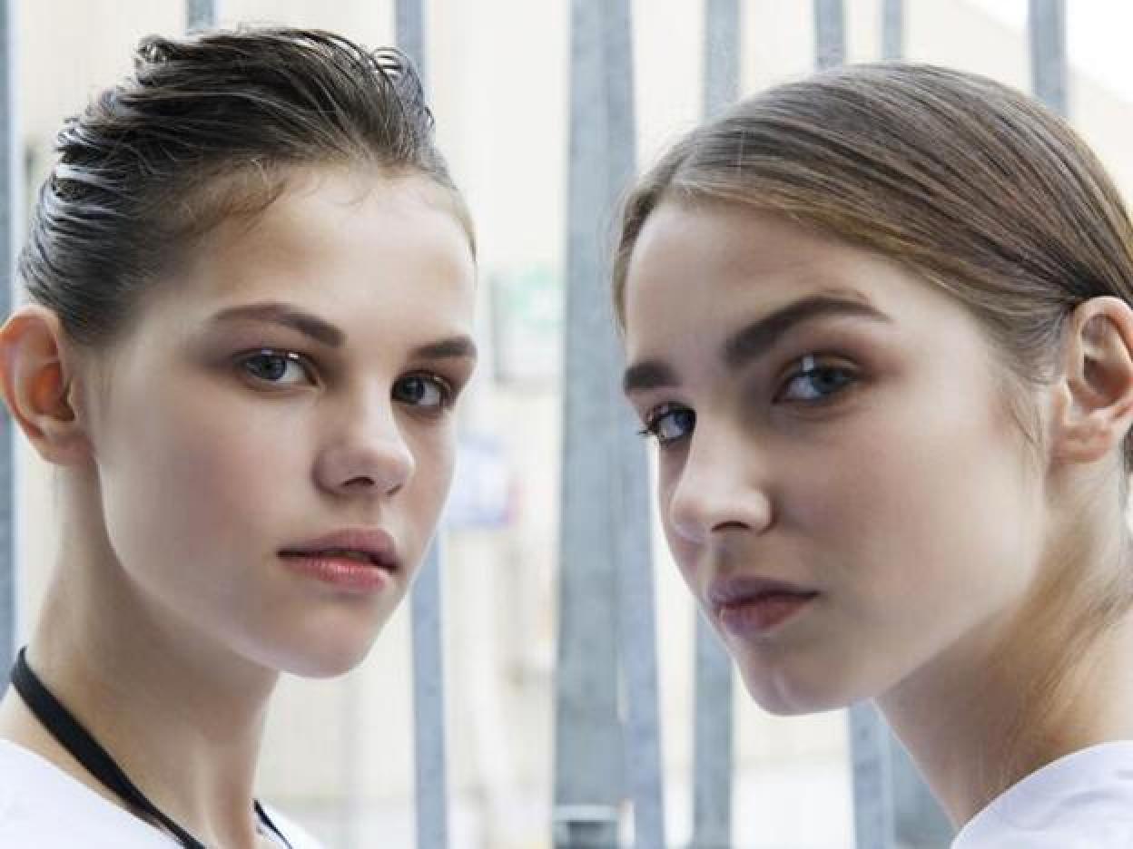 Pincha en la imagen para conocer los 10 fotoprotectores con color que necesitas para evitar que la luz azul te envejezcan 10 años.