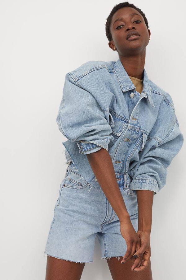 Bermudas vaqueras de talle alto con bajo deshilachado, de H&M (19,99 €).