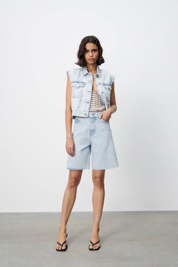 Bermudas midi anchas con acabado deshilachado, de Zara (19,95 €).