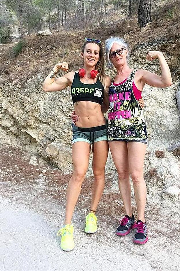 "Mi madre; una mujer incansable que siempre pelea por hacer lo mejor para sus hijas. Hemos aprendido tanto una de la otra en todos estos años... creo que la vida nos puso una a la otra porque ambas nos necesitábamos. Gracias por enseñarme tanto y acompañarme en cada momento de mi vida. Te quiero.", escribía Vikika junto a estas imagen.