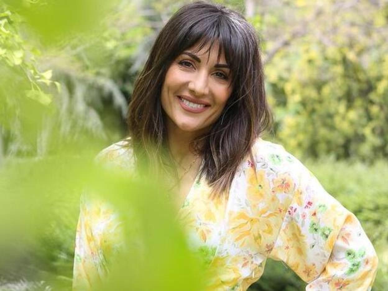 Pincha en la imagen para ver stos vestidos estampados largos y midi que son los más vendidos de Mango esta primavera porque rejuvenecen a los 40.