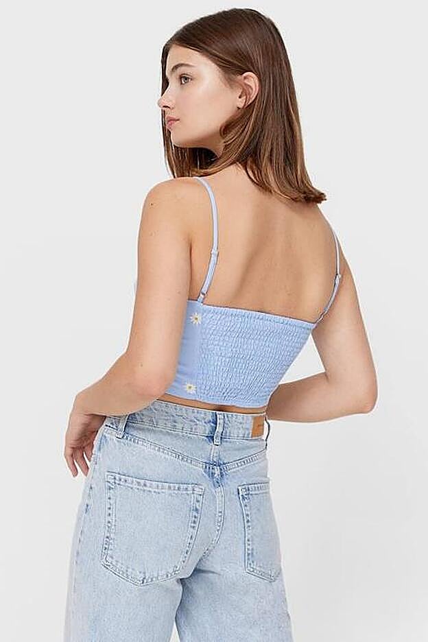 Los tirantes finos le dan un toque noventero al top