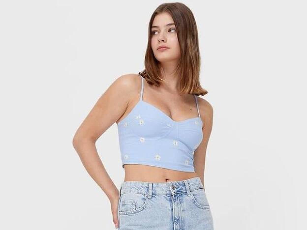 Pincha en la foto para ver siete crop tops atados a la cintura muy baratos y originales que están arrasando esta primavera porque sientan de maravilla