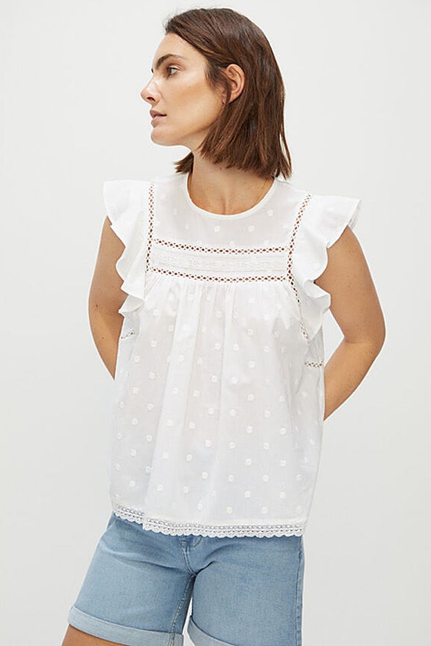Top romántico con bordados, entredós y volantes de las rebajas de Cortefiel.