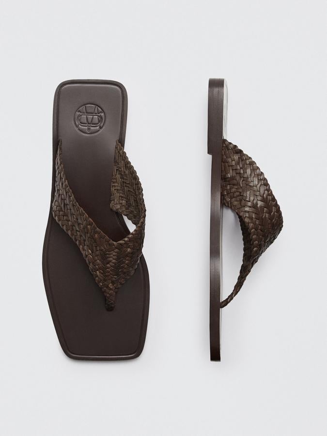 Sandalias planas de dedo en piel color marrón con piel trenzada de Massimo Dutti (69,99 euros)