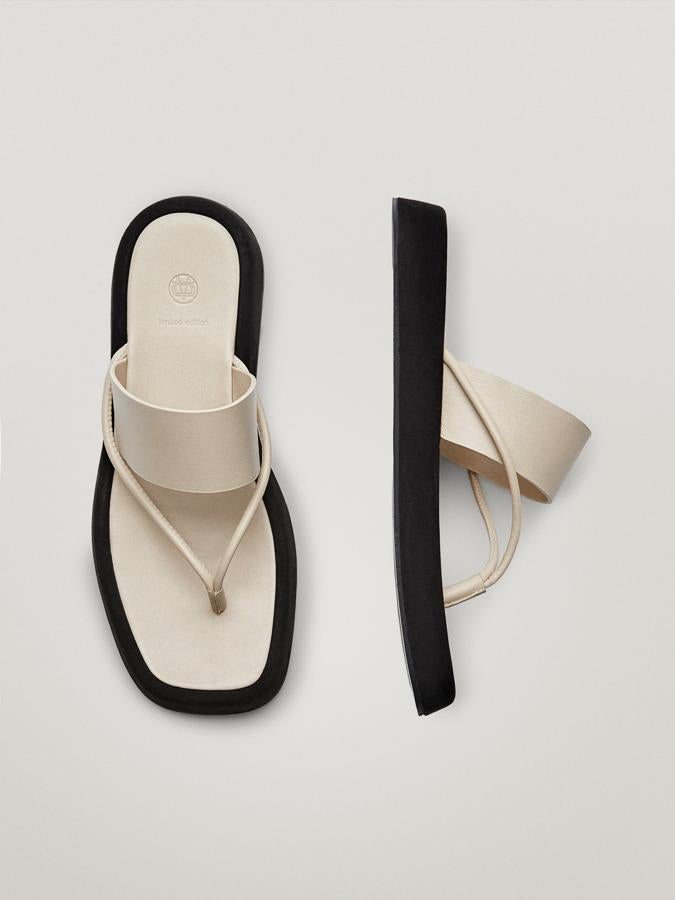 Sandalias de dedo en piel color crudo con una pequeña plataforma en la suela de Massimo Dutti (79,99 euros)