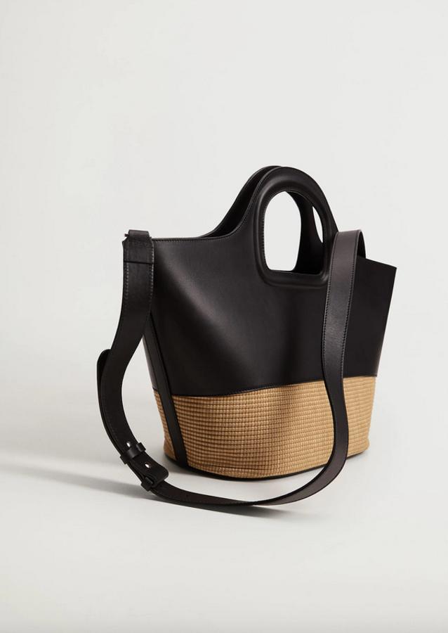 Dentro de la colección sostenible de la firma hemos encontrado este bolso confeccionado al 60% en piel de bovino sostenible, con bajo en rafia. De diseño rígido, con doble asa corta y asa larga desmontable, tiene cierre de cremallera en la parte superior y cuesta 119 euros.