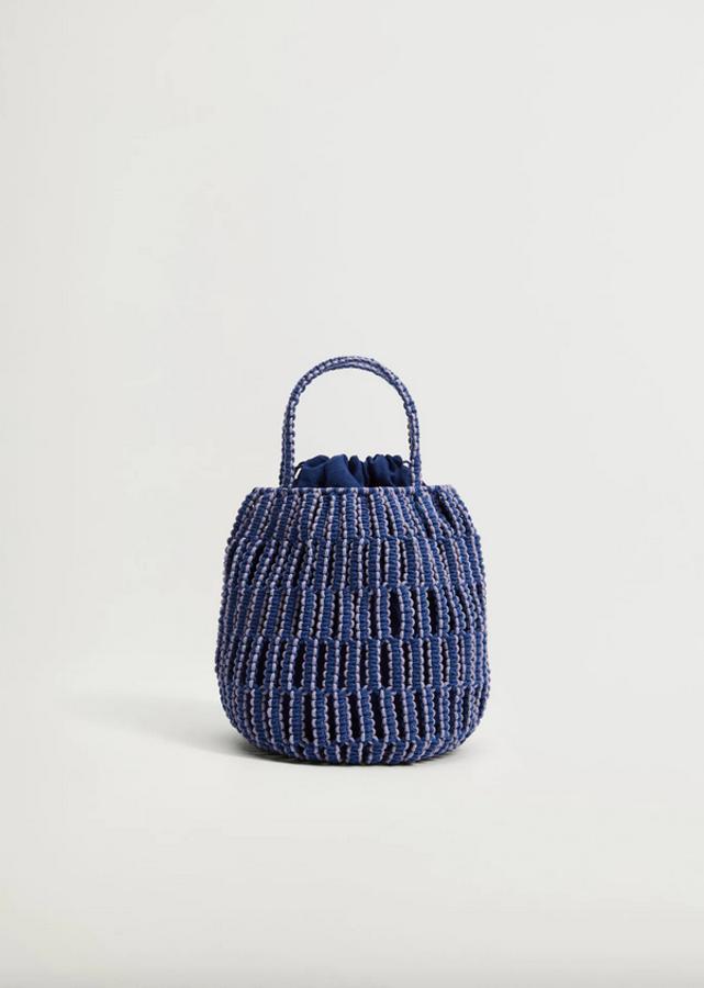 Confeccionado a mano en algodón con diseño trenzado, este bolso saco en azul marino con terminaciones en blanco viene con dos asas cortas y bolsa interior a tono. Cuesta 29,99 euros.
