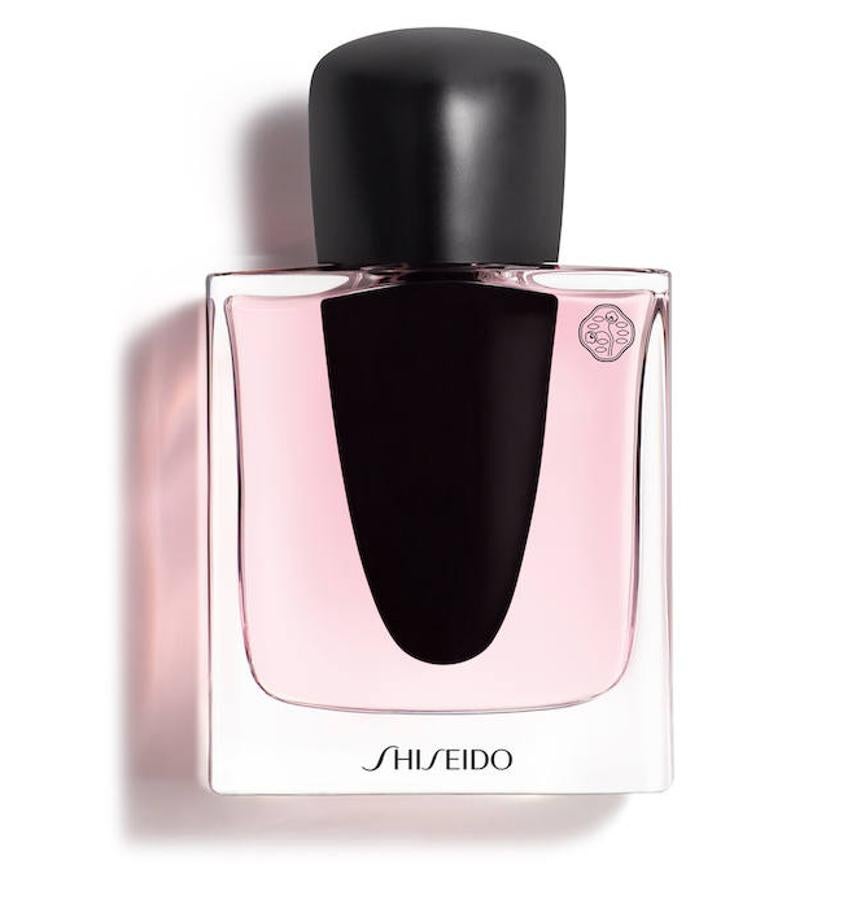 La nueva fragancia de Shiseido representa el espíritu de Ginza, alma de la ciudad de Tokio y origen de Shiseido. Un perfume femenino y poderoso que combina la elegancia natural de las flores con la potencia de las maderas sagradas. En su corazón, jazmín destilando sus facetas más bellas, mientras que los pétalos de magnolia y la orquídea japonesa potencia la madera de Hinoki que evoca la intensidad del pachuli y la profundidad del sándalo. (50 ml 90 euros)