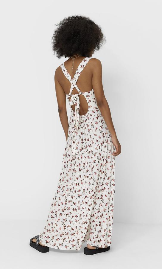 Con estampado de flores rosas y rojas sobre fondo blanco, este bonito vestido largo con escote de pico y espalda fantasía viene con cuerpo con cierre abotonado y bajo acabado en volantes. Con un precio de 29,99 euros, está disponible entre las tallas XS y XL.