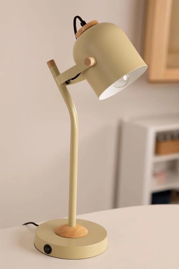 Las lámparas son piezas cuya función es clara: alumbrar. Pero, es cierto que algunas lámparas pueden convertirse en auténticas piezas decorativas como esta que hemos fichado en Sklum en tono verde pastel y a 39,99 euros.