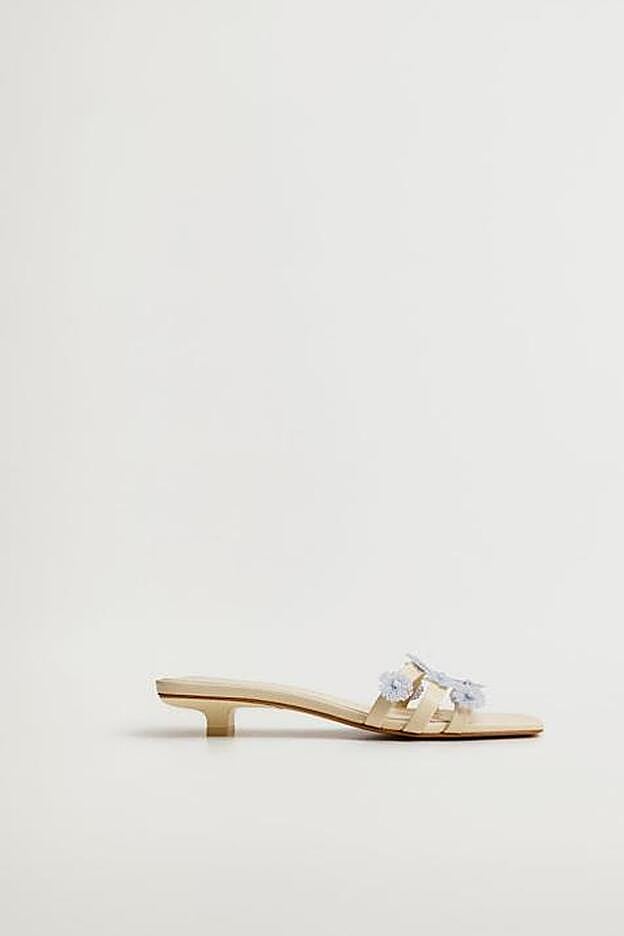 Sandalias de piel con tacón fino y bajo y flores el relieve de Mango (99,99 euros)