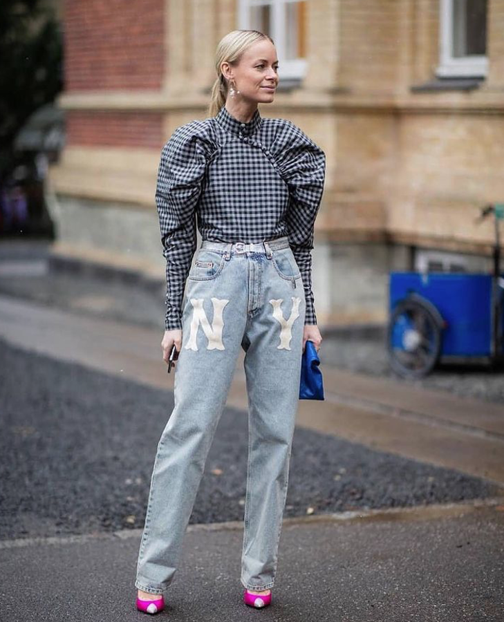 Con un top estampado en vichy y estas mangas tan alucinantes, imposible aburrise. Atención a cómo los vaqueros se benefician de tanta espectacularidad. Es un look digno de esta reina del stret style (y de tu armario).