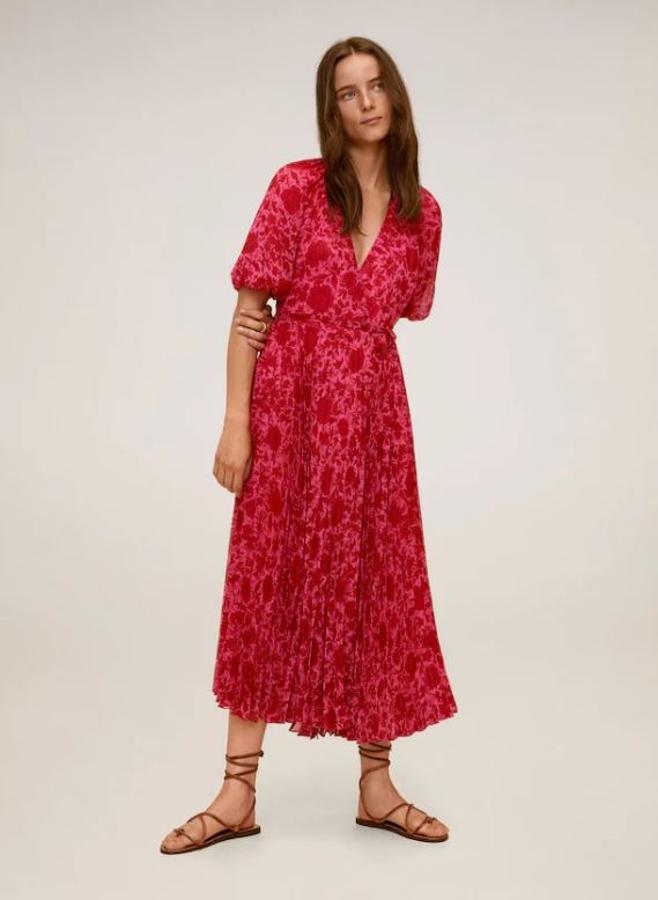 Uno de los mejores chollos que hemos encontrado en Mango Outlet es este vestido midi estampado con falda plisada, rebajado de 79.99 a 35.99 euros.
