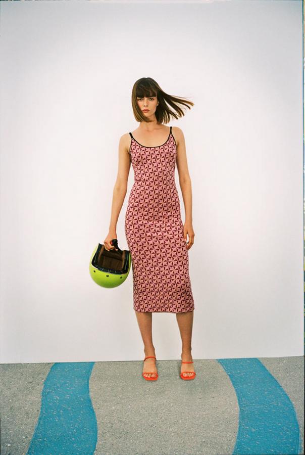 En rosa tiza y con dibujo geométrico, este vestido midi jacquard está confeccionado con al menos un 25% de poliéster reciclado. Con tirantes finos y escote redondo, tiene el bajo acabado con abertura en la espalda, tiene un precio de 19,95 euros y está disponible en las tallas S, M y L.