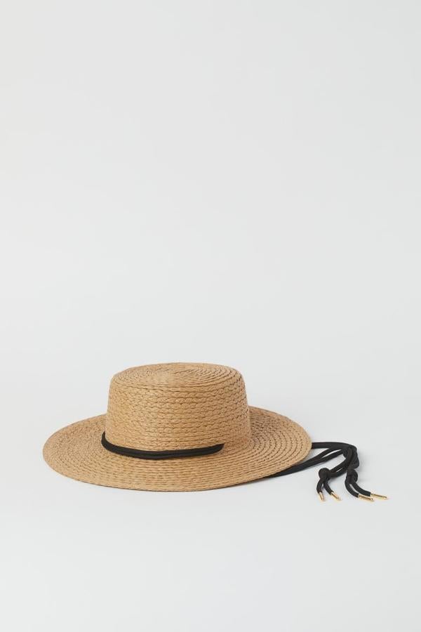 Sombrero de rafia con lazo de color negro de H&M (14,99 euros)