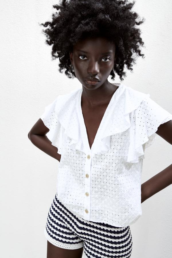 Blusa de color blanco con calados y bordados de Zara (25,99 euros)