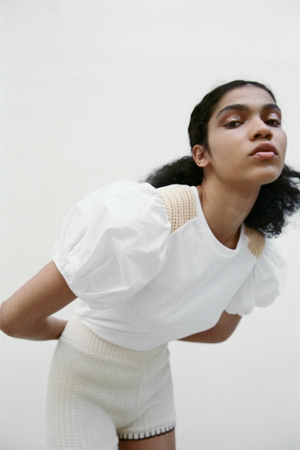 Blusa de color blanco con calados de Zara (15,99 euros)