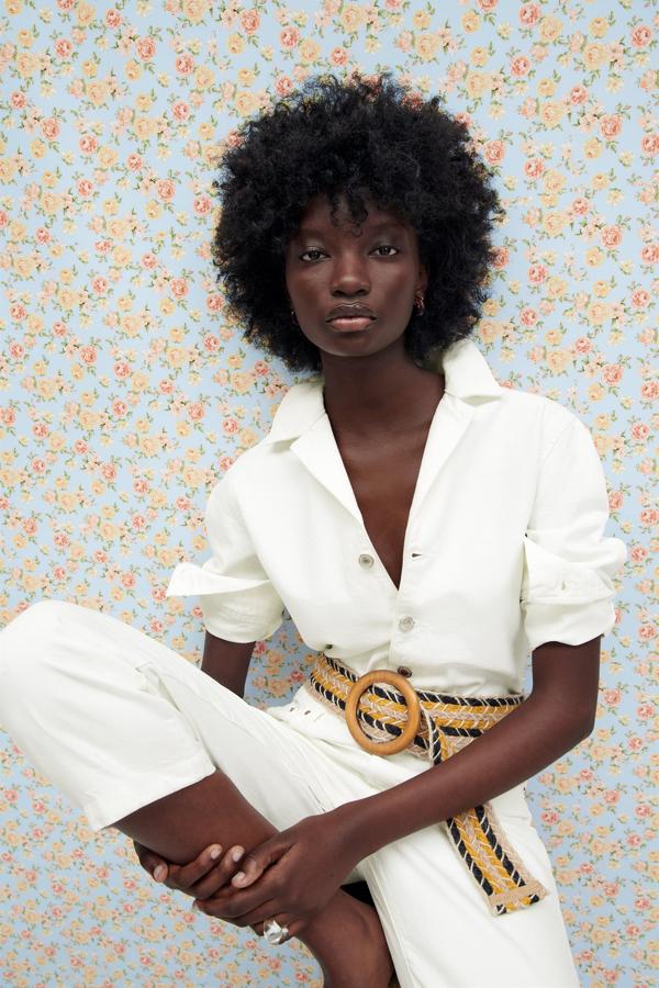 Mono de color blanco con cinturón de rafia de colores de Zara (49,99 euros)