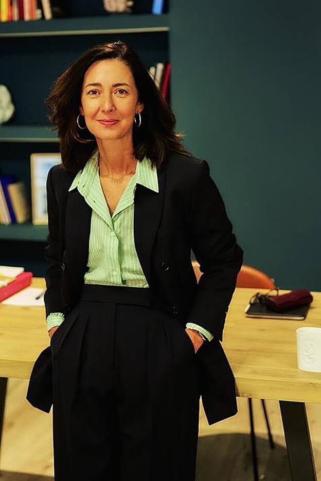 En su despacho, Szpilka viste traje de Max Mara y camisa de Weekend Max Mara.