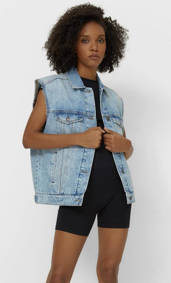 En azul claro, este chaleco oversize denim con detalles de rotos y cierre delantero con botones metálicos tiene un precio de 25,99 euros.